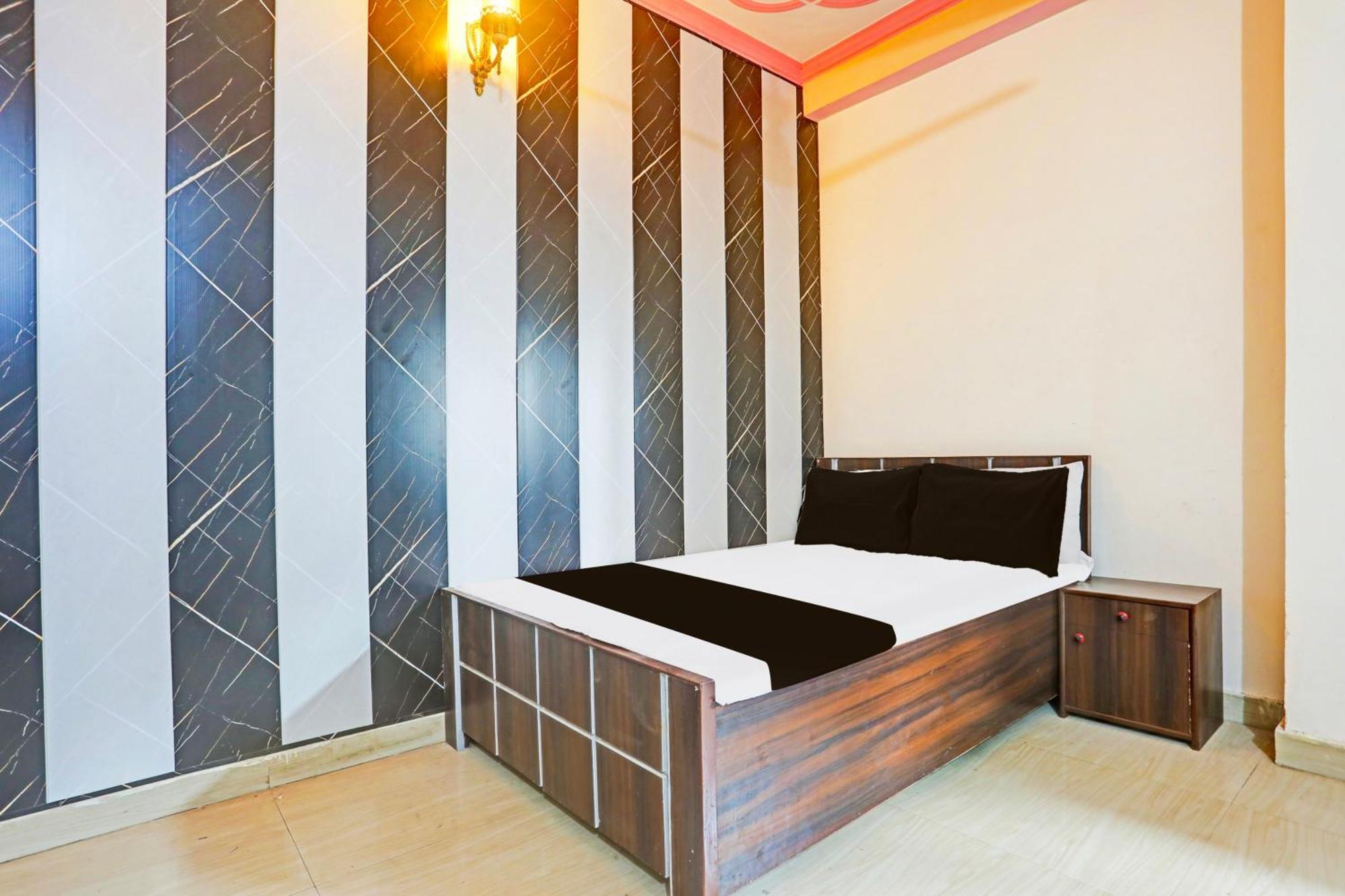 Hotel O Arvi Guest House Varanasi Bagian luar foto
