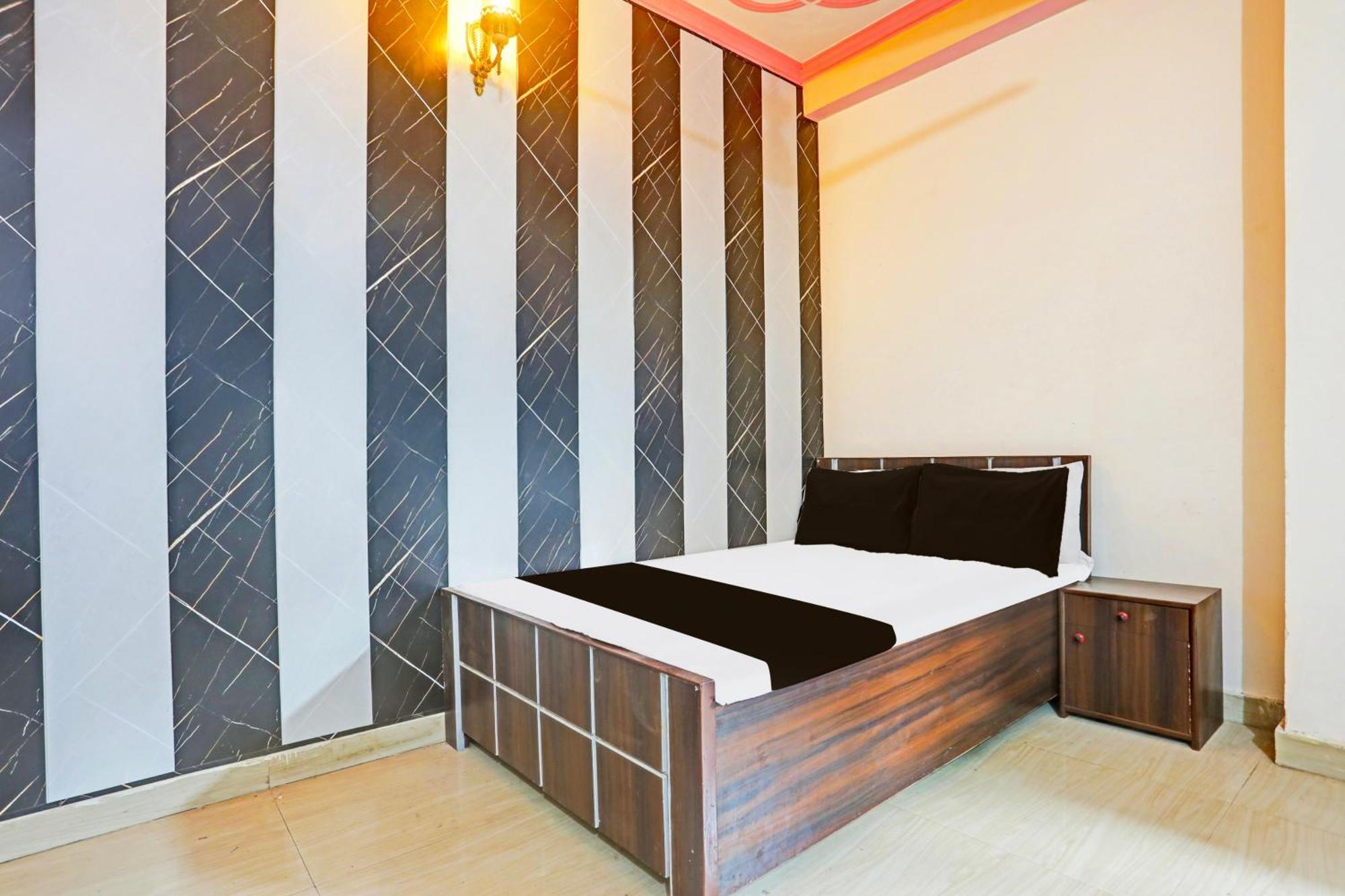 Hotel O Arvi Guest House Varanasi Bagian luar foto