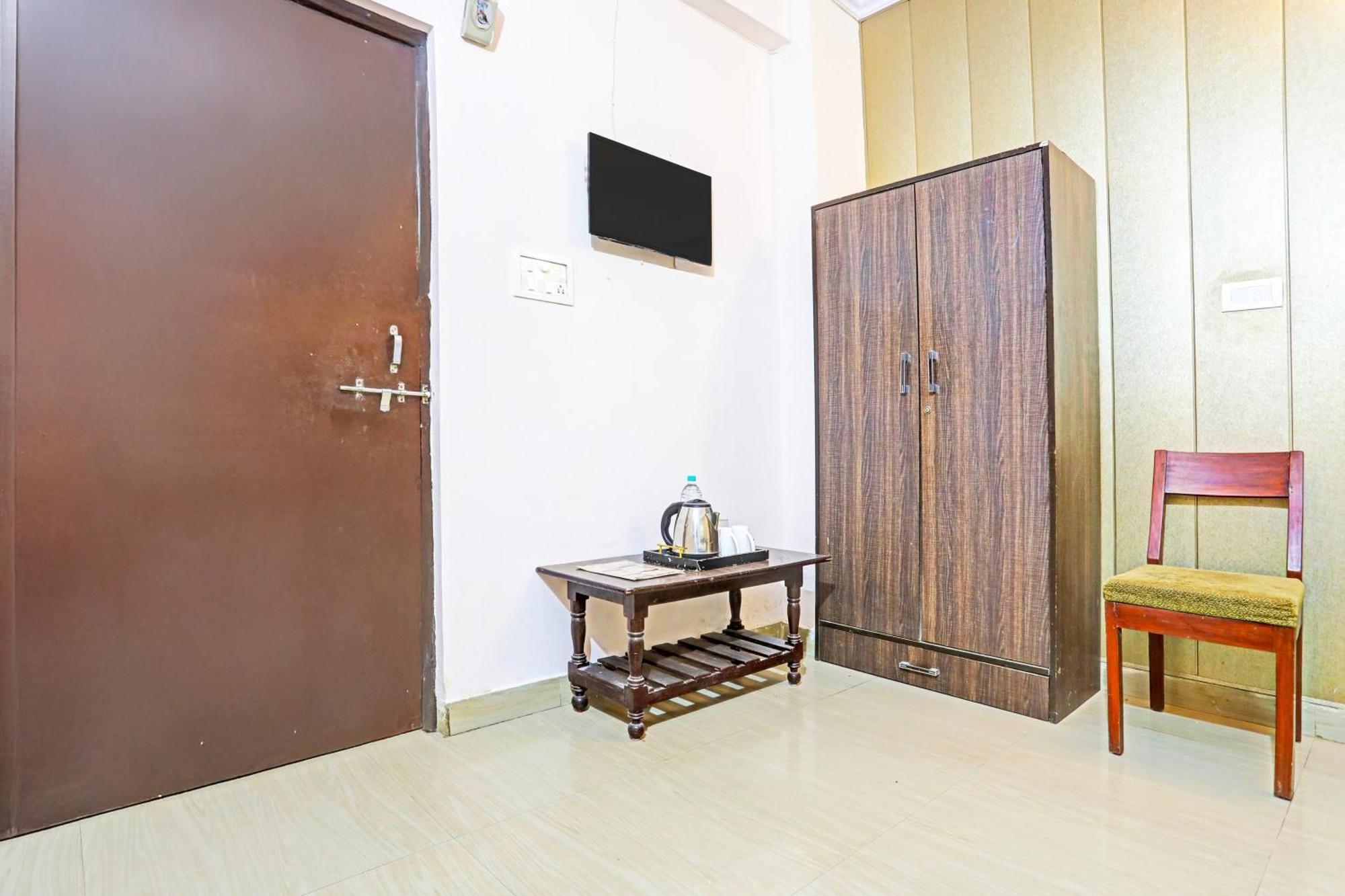 Hotel O Arvi Guest House Varanasi Bagian luar foto