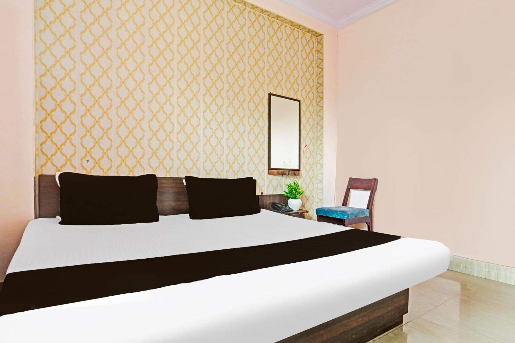 Hotel O Arvi Guest House Varanasi Bagian luar foto