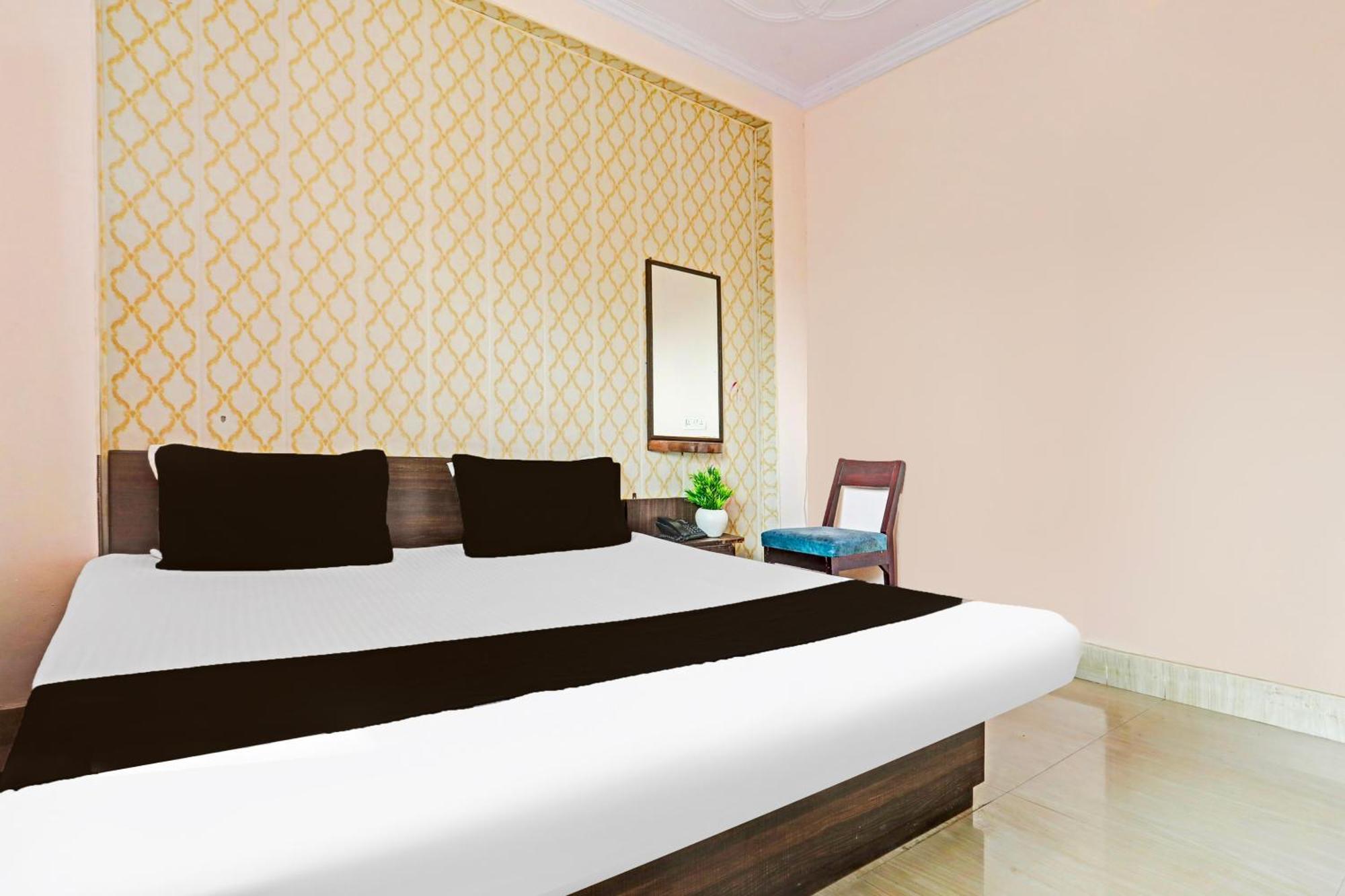 Hotel O Arvi Guest House Varanasi Bagian luar foto