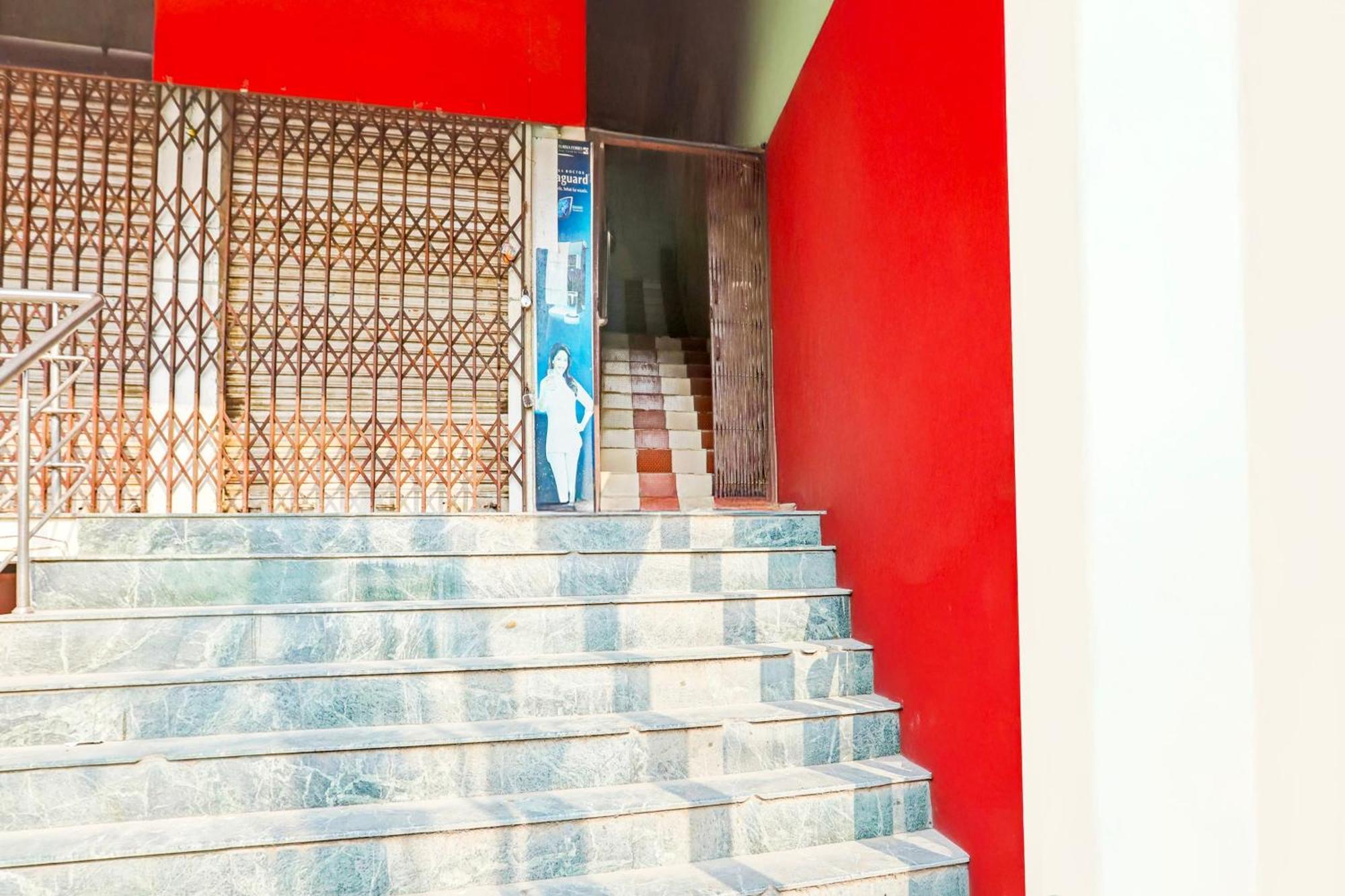 Hotel O Arvi Guest House Varanasi Bagian luar foto
