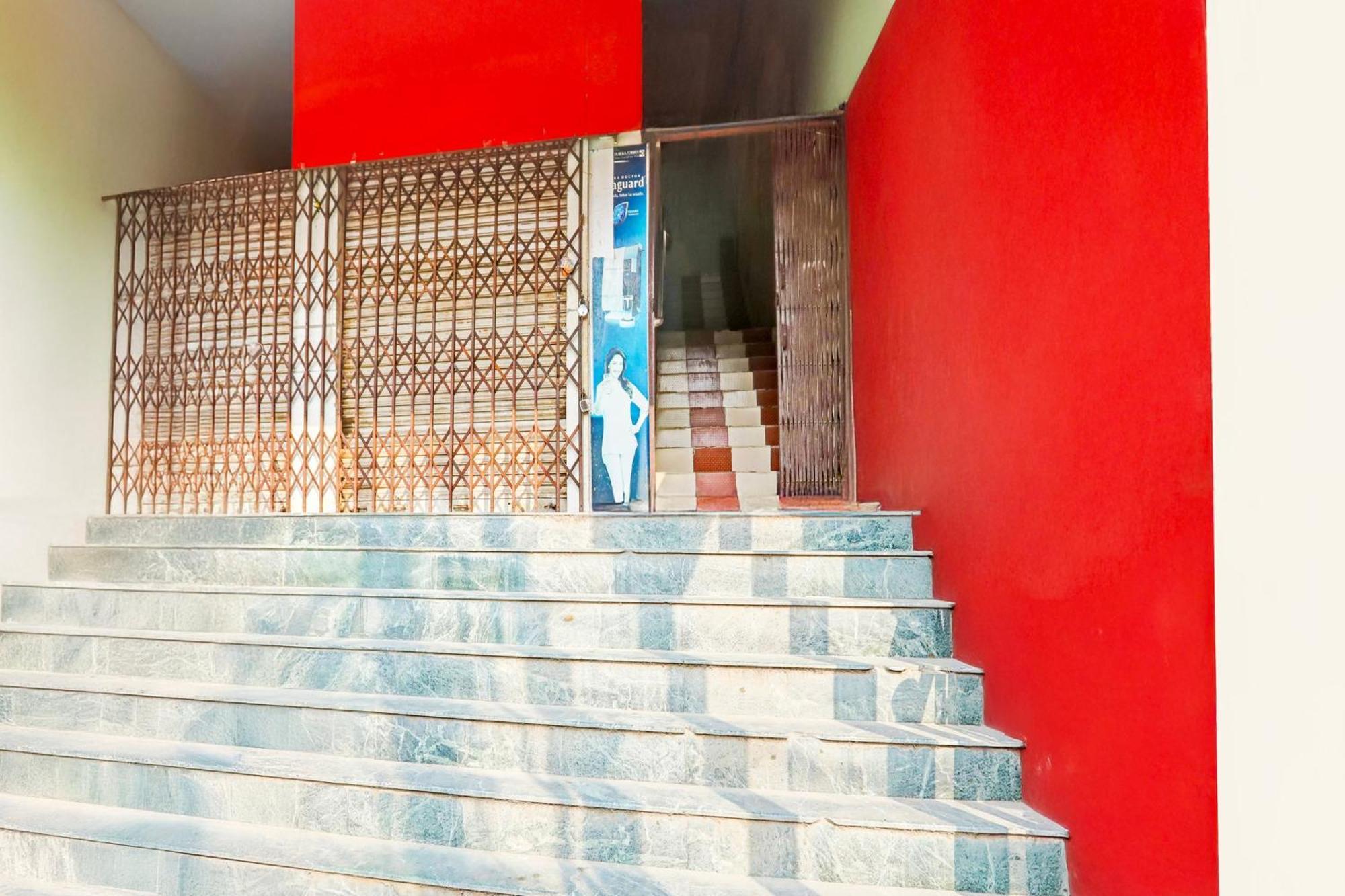 Hotel O Arvi Guest House Varanasi Bagian luar foto