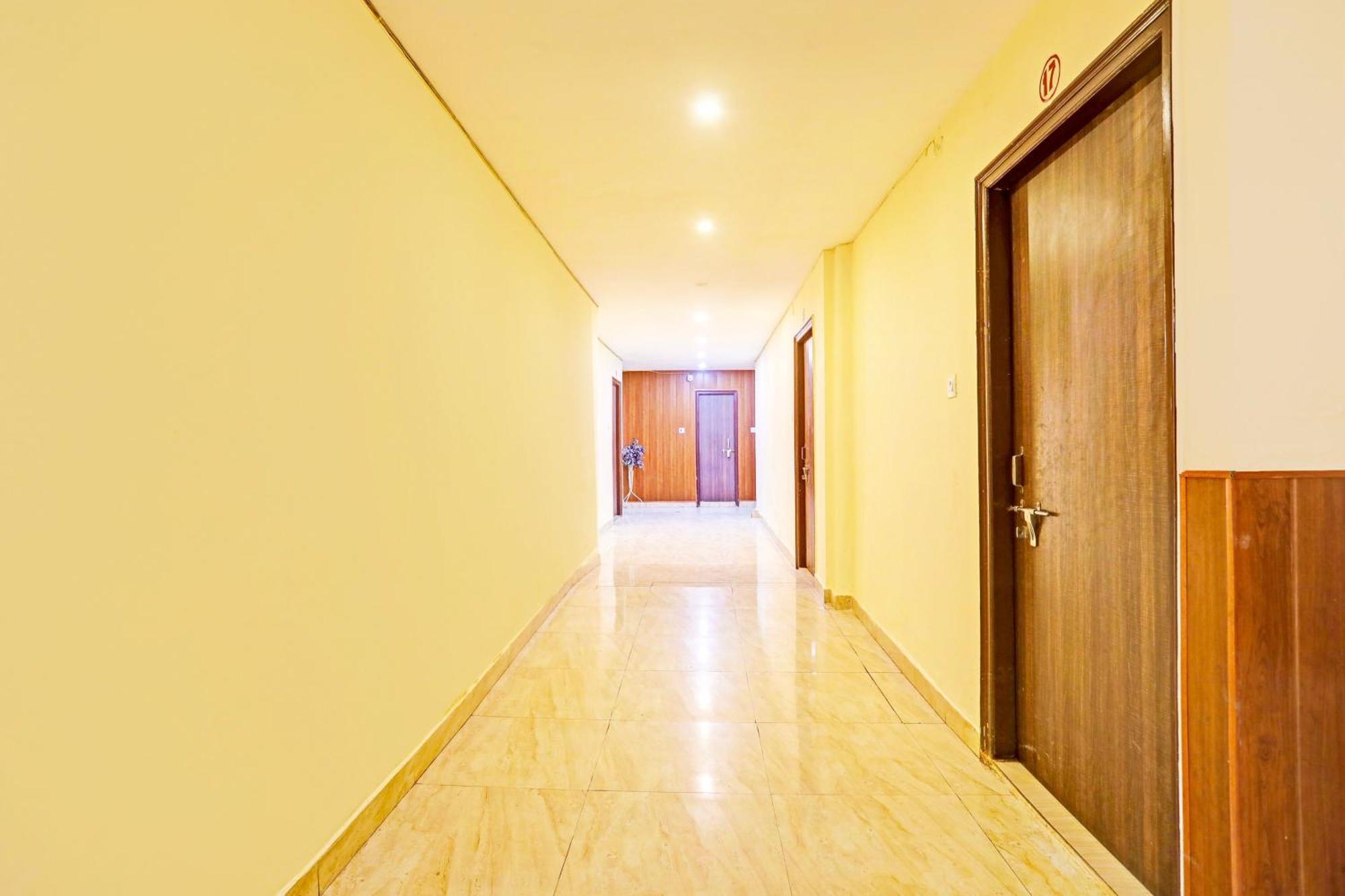 Hotel O Arvi Guest House Varanasi Bagian luar foto