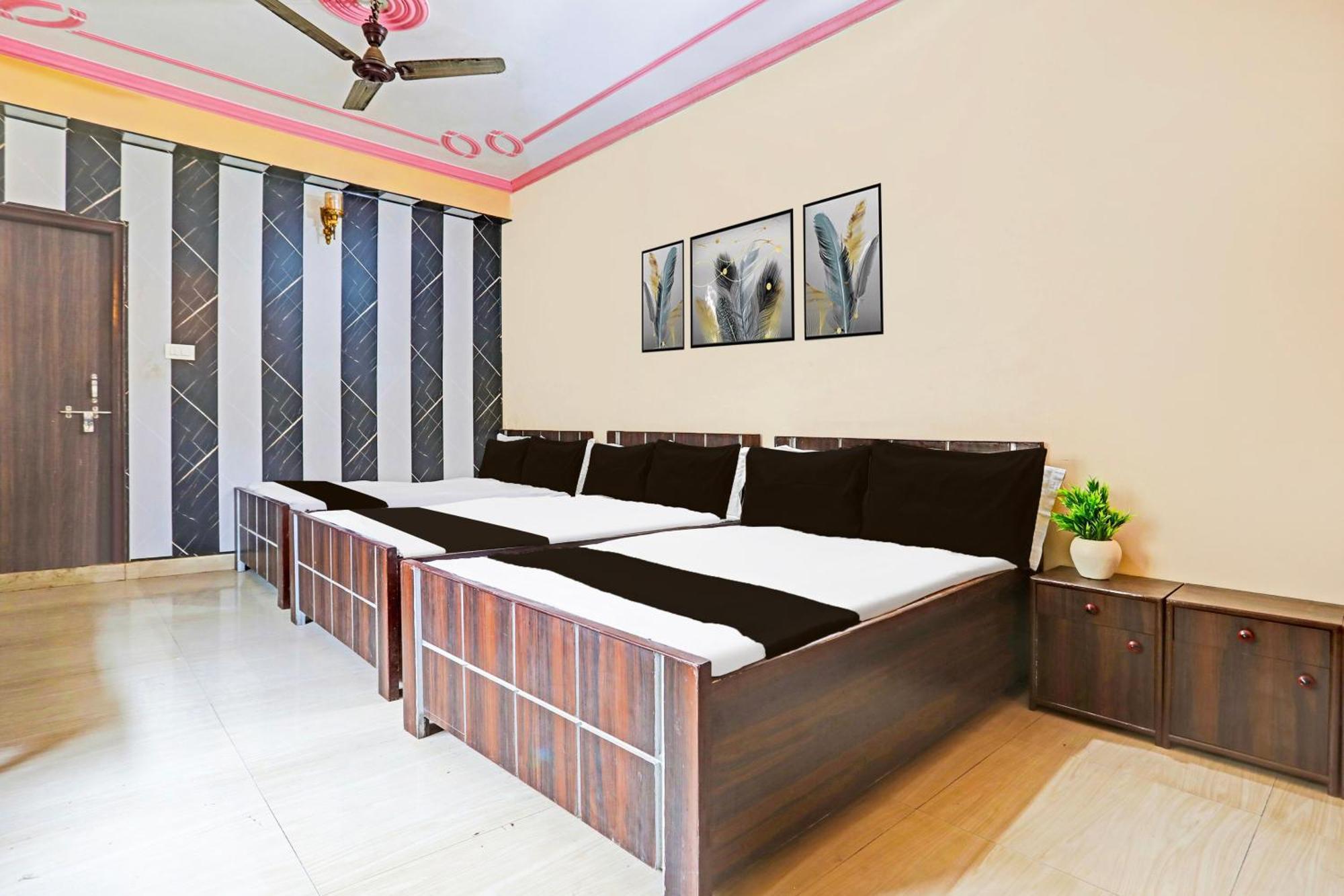 Hotel O Arvi Guest House Varanasi Bagian luar foto