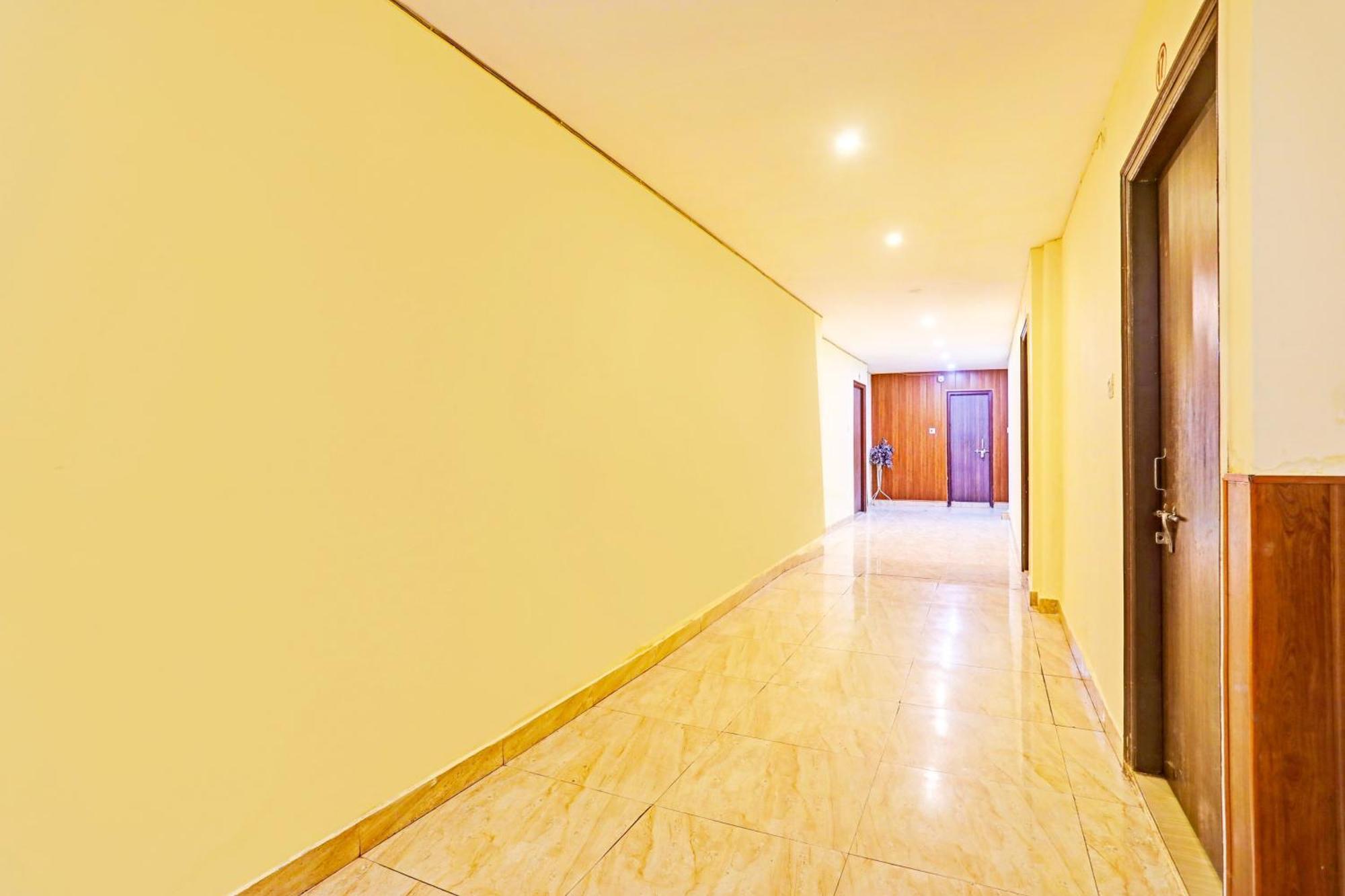 Hotel O Arvi Guest House Varanasi Bagian luar foto